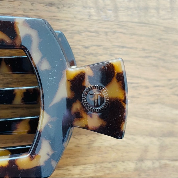 Two Teleties Medium Size Curved Hair Clips tortoise and almond beige - Picture 3 of 11